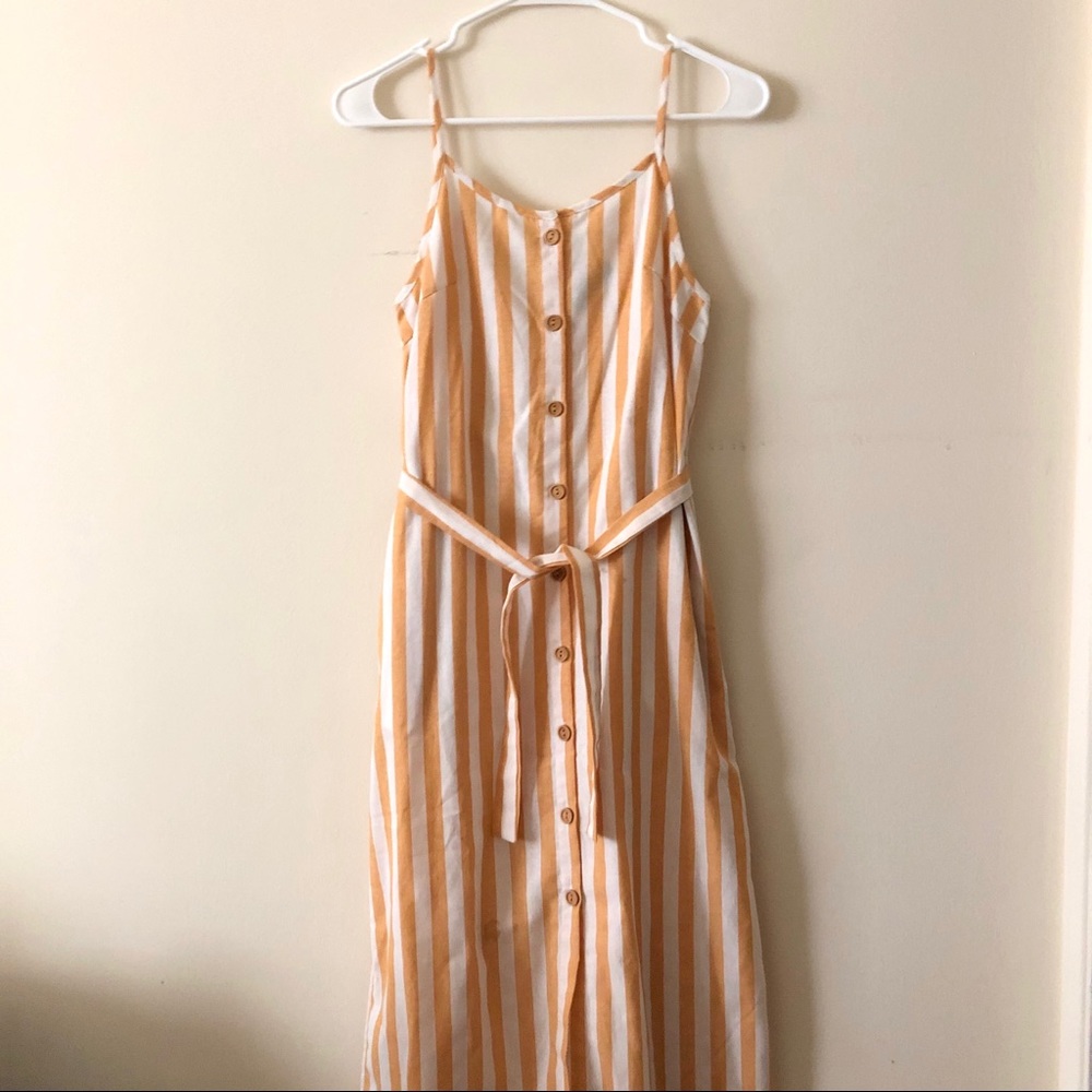 Midi dress with buttons